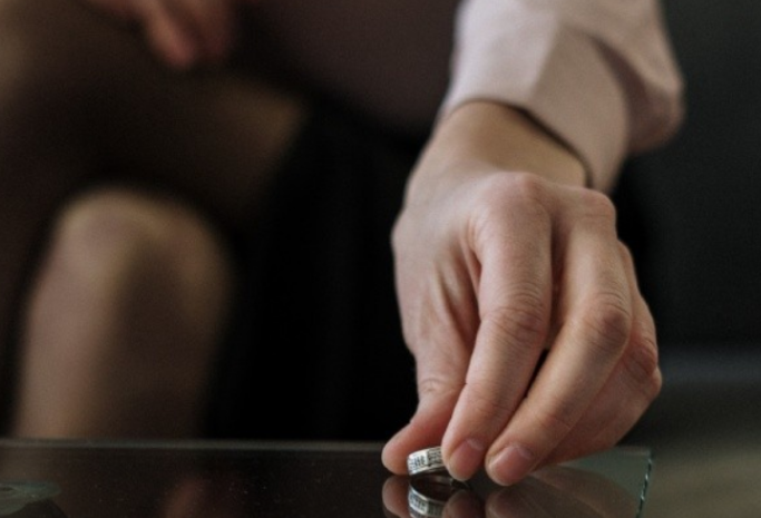 长沙市私家侦探；女方选择净身出户那房贷还要还吗